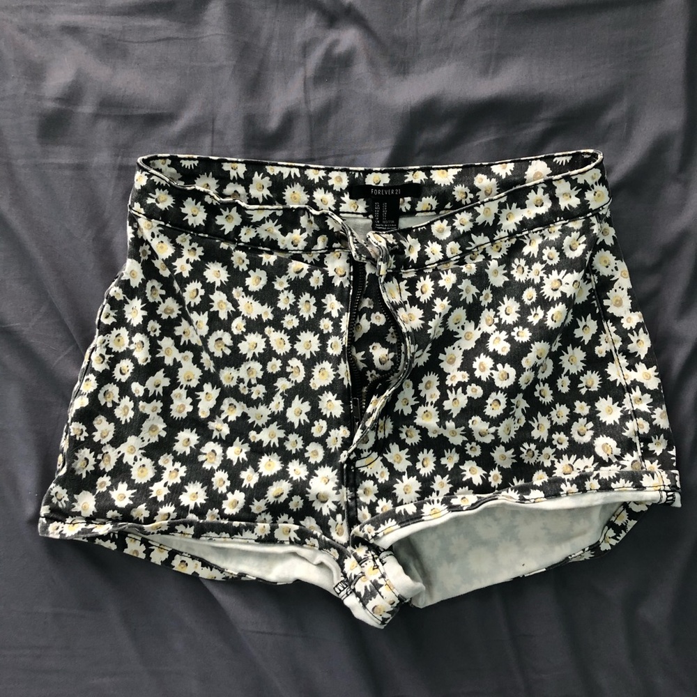 Daisy print high waisted shorts